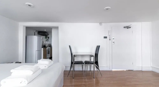 Central Top Floor Studio Flat by Oxford Street, Забронировать Отель Отели Лондона 3 звезды, рядом с Оксфорд Циркус, 3*