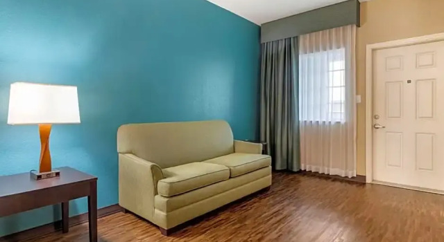 Люкс с балконом и с частичным видом на океан Best Western Plus Galveston Suites