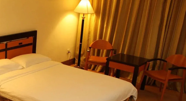 Oxford Hotel, Забронировать Отель Мабалакат 