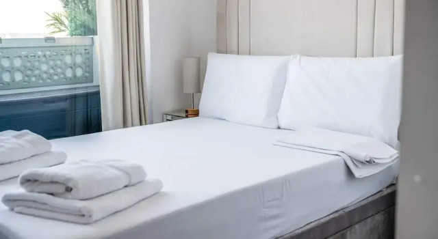 Апартаменты Canary Wharf Retreat With Free Secure Parking