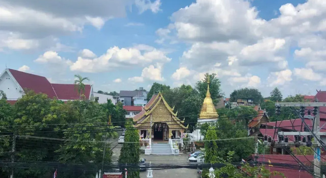 Трёхместный семейный номер Standard с балконом и с видом на город MOMO Hotel Chiang Mai