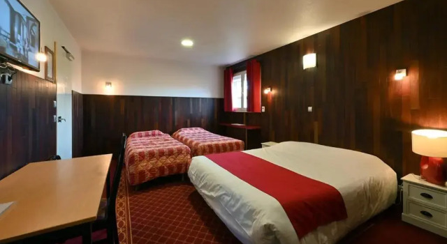 Четырёхместный номер Standard Hôtel Restaurant Le Brennus Logis Hotels