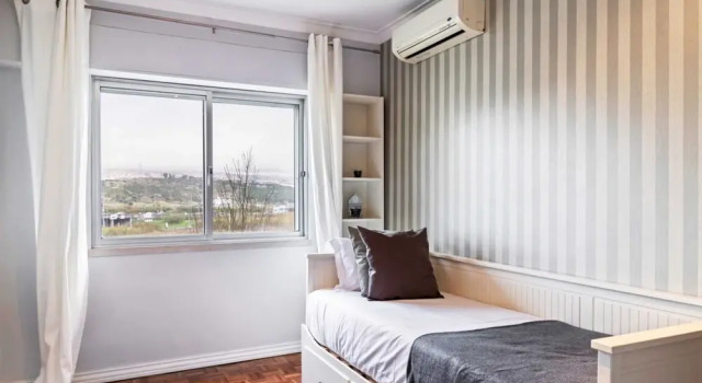 Large Contemporary 3 Bedroom Apartment
