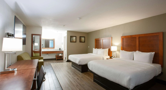 Четырёхместный номер Standard The Hotel Serene Glendale Peoria, Surestay Collection by Best Western