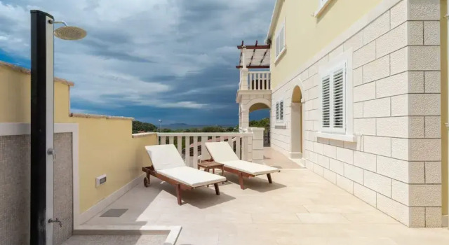 Modern Villa Near the Sea, Prenota Villa Hotel a Croatian Islands con piscina, Piscina