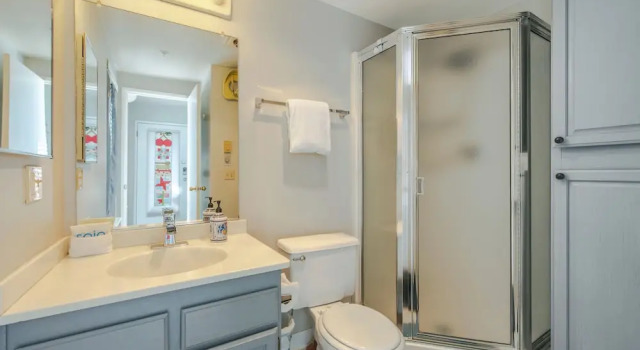 Alleys 22 Condo with Direct Deck Access by RedAwning, Забронировать Отель Худ-Ривер 