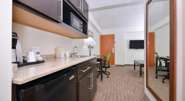 Двухместный люкс Holiday Inn Express Hotel & Suites Mooresville - Lake Norman by IHG