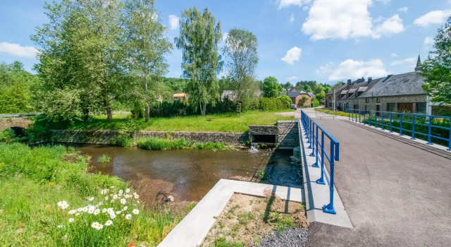 Holiday Home in Bievre With Garden, Забронировать Дом для отпуска Отели Land of the High Lesse с парковкой, Парковка