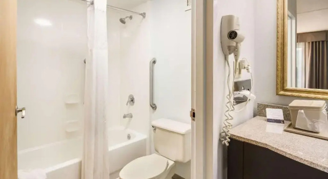 Номер Standard Clarion Inn Cleveland near University