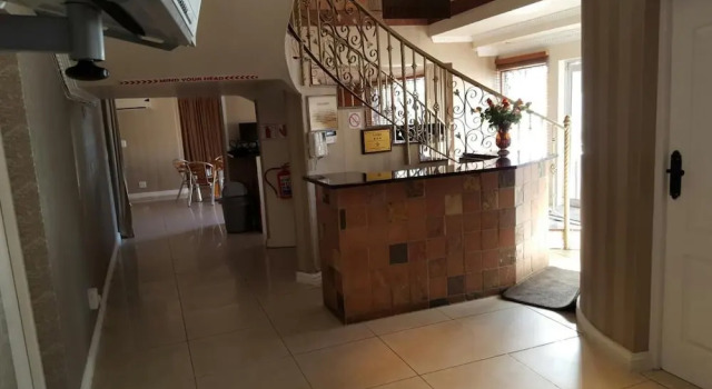 Savoy Lodge - Nice Budget Triple Room 2, Забронировать Гостевой дом Отели Cape Peninsula с бассейном, Бассейн
