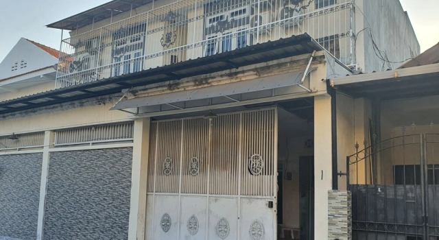 OYO 93114 Salak Homestay Syariah, Boek Hotel Lakarsantri Surabaya, in de buurt van Gelora 10 November Stadium
