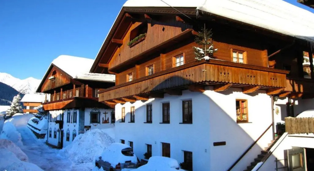 Josef und Alexandra Ganner, Prenota Hotel Hotel a Tirolo con parcheggio, Parcheggio