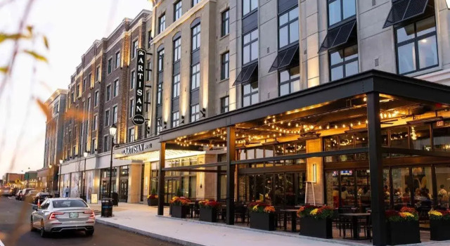 The Artisan At Tuscan Village, Salem, A Tribute Portfolio Hotel, Varaa Hotelli Hotellit New England uima-altaalla, Uima-allas