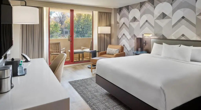Номер Standard с балконом Emory Conference Center Hotel