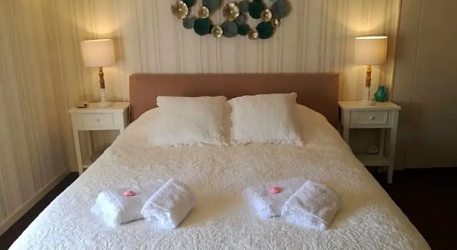 La Maison Bleue, Prenota Hotel Juillac 