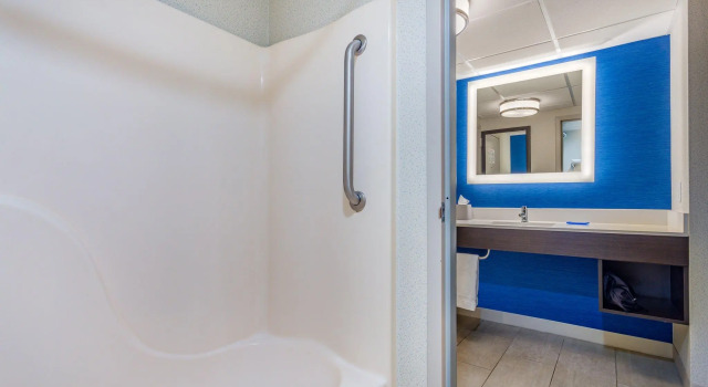 Четырёхместный номер Standard Holiday Inn Express Ramsey-Mahwah by IHG