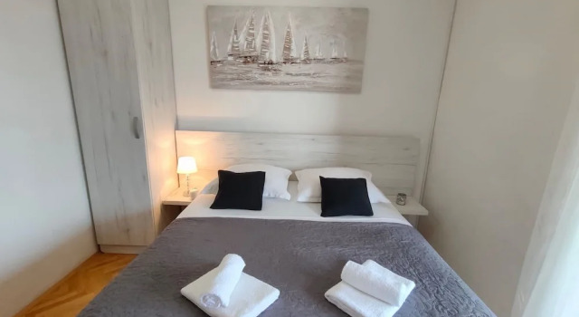 A4 Beachfront apt With big Terrace and sea View, Varaa Huoneisto Hotellit Strožanac pysäköinnillä, Pysäköinti