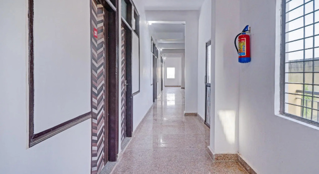 SPOT ON 82422 Hotel Blue Ray, Забронировать Отель Газиабад штат Уттар-Прадеш, рядом с Артала