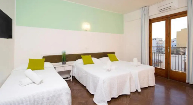 Трёхместный номер Standard с балконом Hostal Alicante