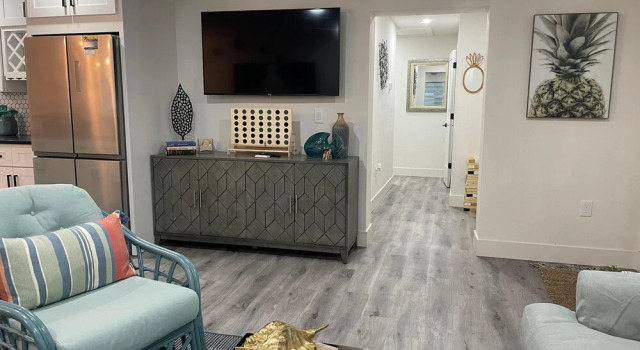Pineapple Bungalow, Забронировать Отель Сарасота Sarasota Area, рядом с Ресторан и пристань для яхт "Марина Джек"