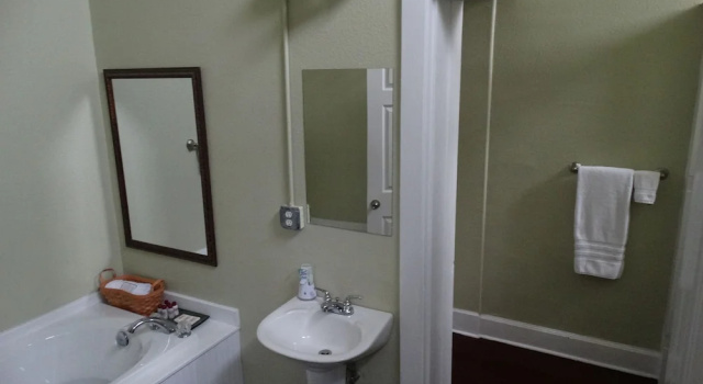 Люкс с красивым видом из окна Davie School Inn