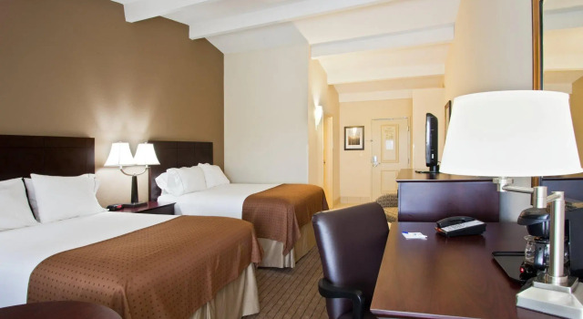 Четырёхместный номер Standard Holiday Inn Express- North Palm Beach and IHG Hotel