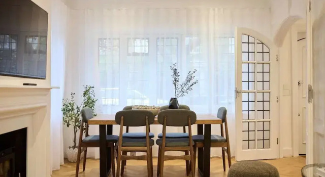 The Charm of Chelsea - Modern 4bdr With Shared Courtyard, Varaa Lomakoti Mökit kohteessa Merseyside, Mökki