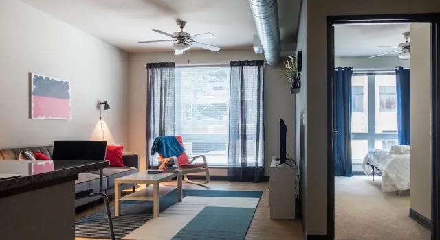 1 BR Downtown Loft Near Fiserv Forum by Frontdesk, Забронировать Апартаменты/квартира Апартаменты Милуоки, рядом с Aurora Sinai Medical Center, Апартаменты/квартира