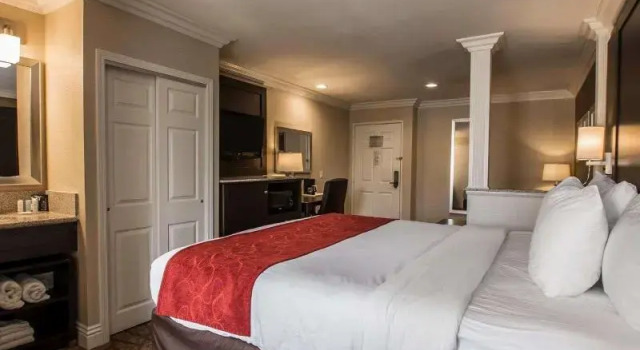 Двухместный люкс с балконом Comfort Suites San Clemente Beach