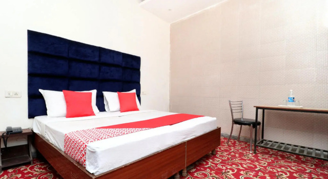 OYO 24066 Hotel Rr Villa, Забронировать Отель Чандигарх Chandigarh Region, рядом с Торговый центр Elante Mall