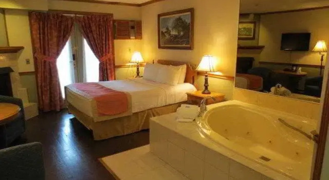Номер Standard с видом на бассейн Super 8 by Wyndham Gananoque - Country Squire Resort