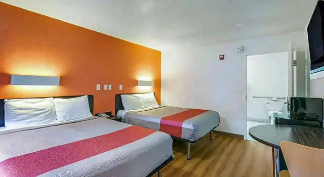 Четырёхместный номер Comfort Motel 6 Cleveland East - Macedonia