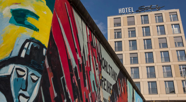 Schulz Hotel Berlin Wall at the East Side Gallery, Buchen Sie Hotel Friedrichshain-Kreuzberg Berlin, in der Nähe von Leviathan Mural