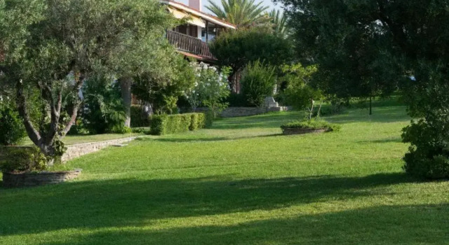 Коттедж с 3 комнатами Private Beach Front Maisonette 3 Bedroom Mikiverna