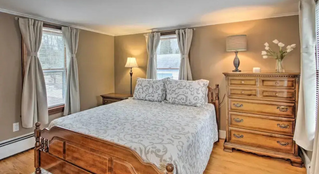 Коттедж Kennebunk Home w/ Yard < 1 Mile to Dock Square!