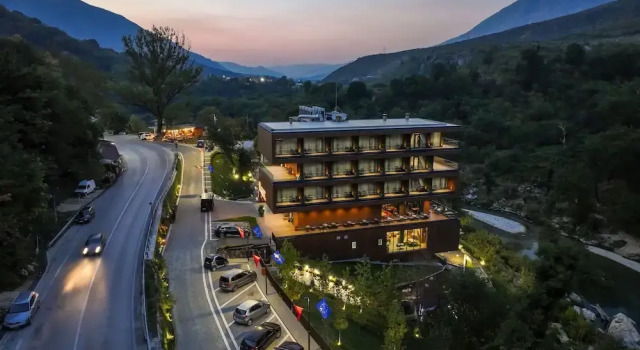 Uji i Ftohte Hotel, Rezervovat Hotel Lekel Albánie