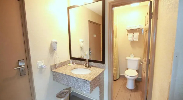Четырёхместный люкс Travel Inn & Suites Flemington
