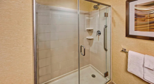 Четырёхместный номер Standard с балконом Courtyard by Marriott Midland