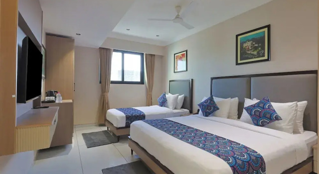 Hotel Royal Town, Забронировать Отель Отели Ахмадабад 4 звезды, 4*