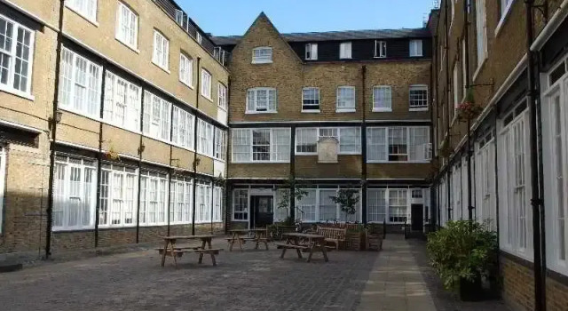 Sundial Court, Забронировать Отель Лондонский Сити Лондон, рядом с Картезианский монастырь