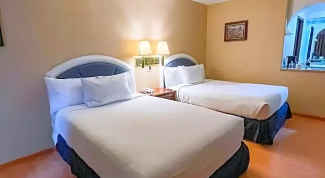 Четырёхместный номер Standard с балконом и с красивым видом из окна Hotel Gran Plaza & Convention Center
