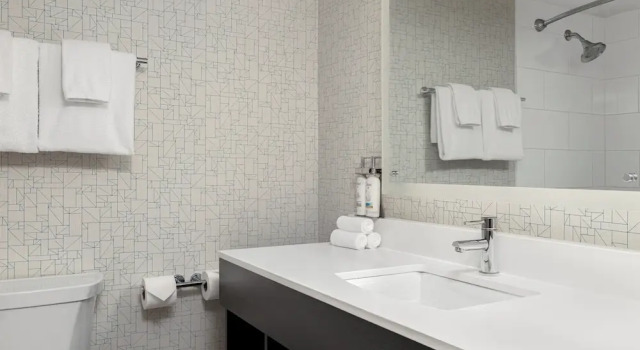 Четырёхместный номер Standard с видом на город Holiday Inn Express Windsor Waterfront by IHG