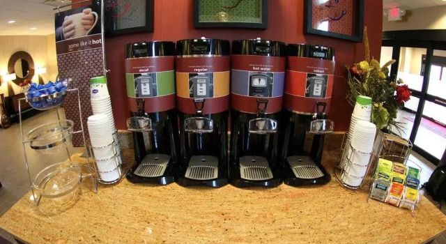 Кровать в общем номере Hampton Inn & Suites Grand Forks
