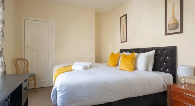 Novelty Suites Froghall Avenue