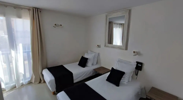 Двухместный номер Standard с балконом Logis Hotel De La Clape