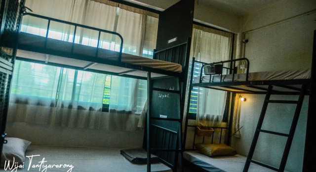Кровать в общем номере Chinawat Hotel