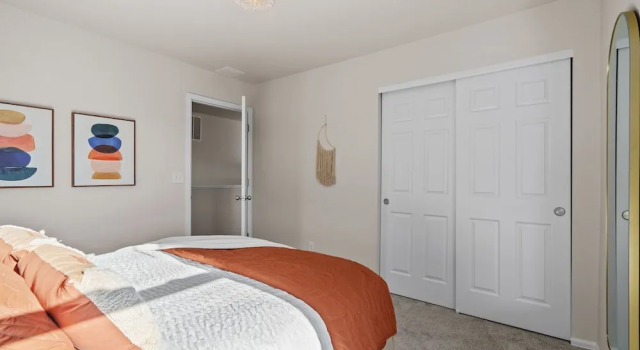 New! Family-friendly Home w/ Pool Table, King Beds, Book Hotel Hoteller i Windsor med parkering, Parkering