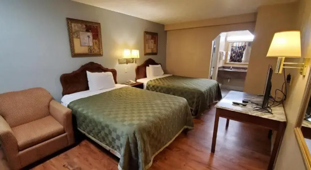 Двухместный люкс с 2 комнатами FairBridge Inn & Suites