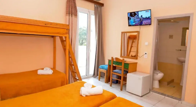 Четырёхместный номер Standard с балконом Costa Hotel