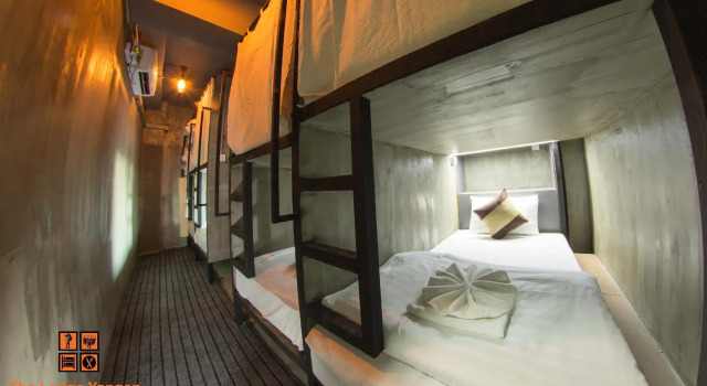 Кровать в общем номере (мужской номер) The Lodge Yangon Hostel